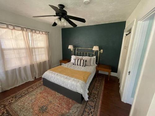 1 dormitorio con 1 cama y ventilador de techo en Quaint house in the heart of Idaho Falls, en Idaho Falls
