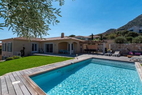 une piscine devant une maison dans l'établissement Villa Acula, à Monticello
