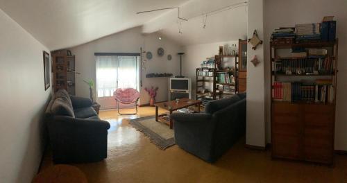 Khu vực ghế ngồi tại Casa da Nespereira- lugar acolhedor rodeado de natureza