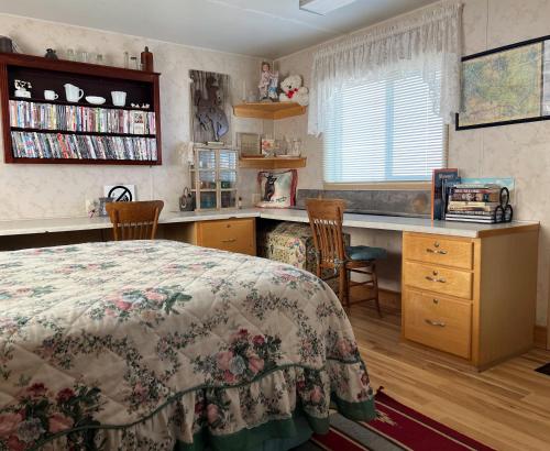 Schlafzimmer mit einem Bett und einem Schreibtisch in der Unterkunft JMA Bunkhouse in Riverton