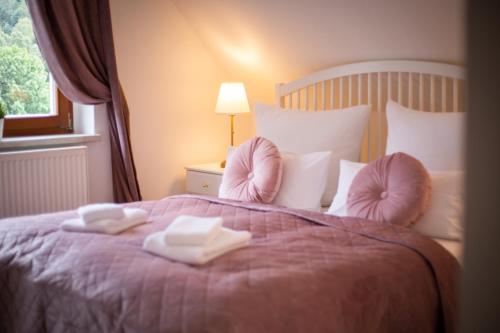 ein Schlafzimmer mit einem Bett mit zwei Handtüchern darauf in der Unterkunft ApartOne Land-Hotel in Sebnitz