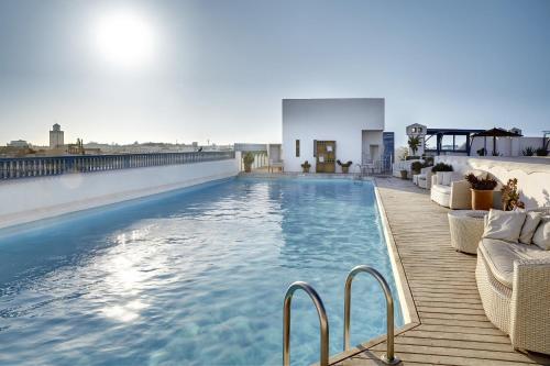 une piscine sur le toit d'un bâtiment dans l'établissement Heure Bleue Palais - Relais & Châteaux, à Essaouira