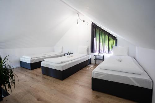 - une chambre avec 2 lits et une fenêtre dans l'établissement Cozy House, à Wisła