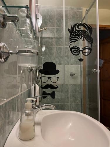 Bilik mandi di HOTEL Kuruc Panzio TARPA Kossuth utca 25E