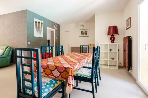 a dining room with a table and chairs at Maison charmante à Auriol avec piscine privée in Auriol