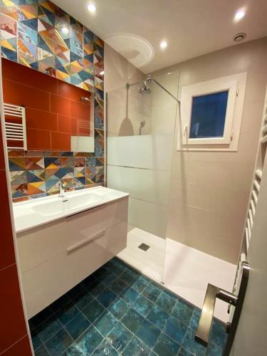 une salle de bain avec un lavabo et une douche dans l'établissement Maison charmante à Auriol avec piscine privée, à Auriol
