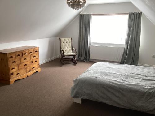 um quarto com uma cama, uma cómoda e uma janela em The hideaway em Stockton-on-Tees