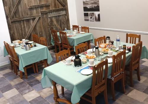 een eetkamer met tafels en stoelen met eten erop bij Sur La Route Des Châteaux in Thenay