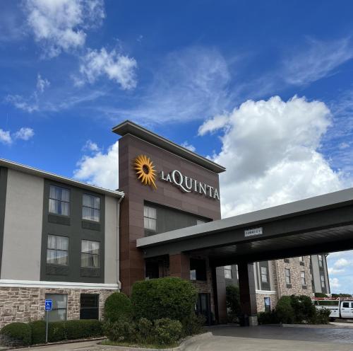 hotels in denison texas that take pets