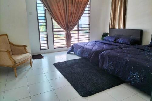 ein Schlafzimmer mit einem Bett, einem Stuhl und einem Fenster in der Unterkunft IRIS 55 Corner Lot House Spacious Outdoor With Wi-Fi in Johor Bahru