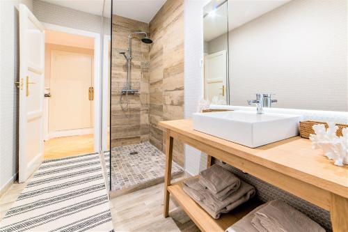 a bathroom with a sink and a shower at Espectacular piso de lujo 360 m2 en Madrid, excelente ubicación, muy cerca del Palacio Real in Madrid