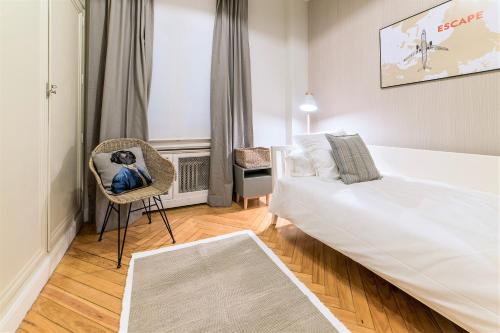 a small bedroom with a bed and a chair at Espectacular piso de lujo 360 m2 en Madrid, excelente ubicación, muy cerca del Palacio Real in Madrid