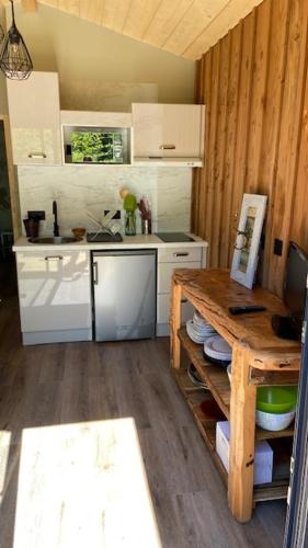 une cuisine avec un comptoir et une table à l'intérieur dans l'établissement La cabane de marie, à Arès