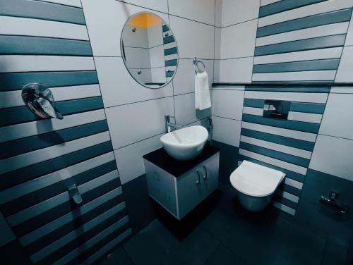 ワイナードにあるGolden Peak Estate Homestayの洗面台とトイレ付きのバスルーム