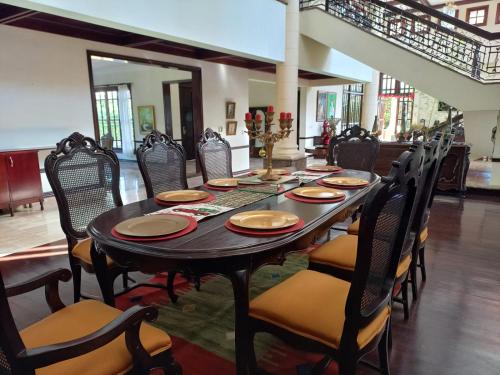 a dining room with a table and chairs at Casa Aly in Santiago de los Caballeros