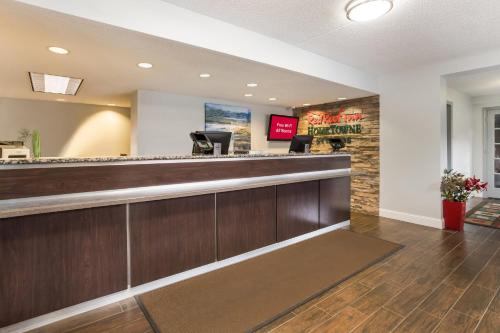 a bar in a hotel lobby with a counter at HomeTowne Studios by Red Roof Princeton - Ewing/ Lawrenceville in Trenton