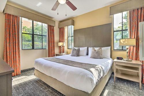 Llit o llits en una habitació de Floridays Resort Condo Less Than 4 Mi to Walt Disney!
