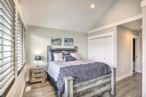 Un dormitorio con una cama grande y una ventana en Brand New Red Lodge Home with Private Hot Tub! en Red Lodge