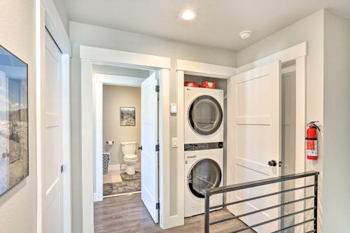 lavadero con lavadora y secadora en Brand New Red Lodge Home with Private Hot Tub! en Red Lodge