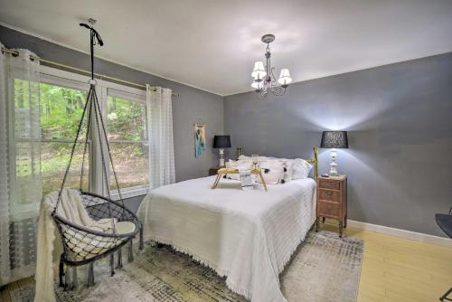 sypialnia z łóżkiem, krzesłem i oknem w obiekcie St Croix Falls Remote Retreat Pet Friendly! w mieście Saint Croix Falls