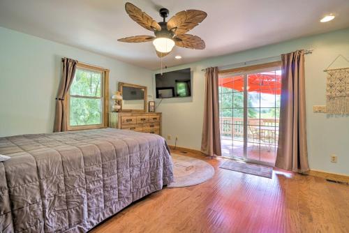 Schlafzimmer mit einem Bett und einem Deckenventilator in der Unterkunft Updated Buckeye Lake Retreat with Game Room! in Thornville