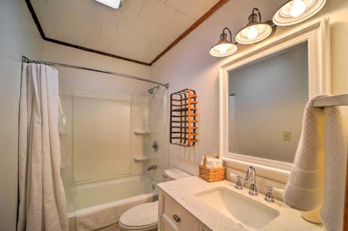 e bagno con lavandino, servizi igienici e doccia. di Historic Disney Home with Grill, Walk to Lake! a Disney