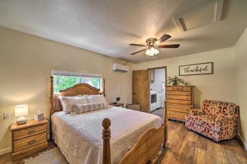 una camera con letto, sedia e ventilatore a soffitto di Historic Disney Home with Grill, Walk to Lake! a Disney