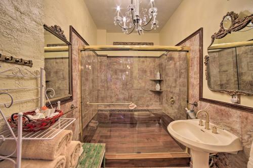 ein Bad mit einer Dusche und einem Waschbecken in der Unterkunft Gorgeous La Porte Apartment in Heart of Dtwn! in LaPorte