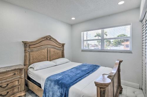 Кровать или кровати в номере Pet-Friendly Hialeah Gardens Modern Retreat!