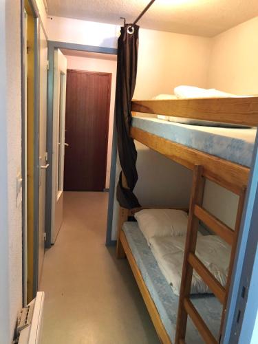 a hallway with two bunk beds in a room at Plein coeur de Barèges, appartement 4/6 personnes in Barèges