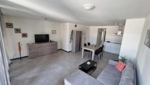 een woonkamer met een bank en een tafel bij Rossella B&B App 4 in Roeselare