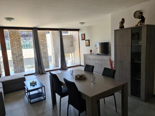 ein Wohnzimmer mit einem Tisch, Stühlen und einem Sofa in der Unterkunft Rossella B&B App 4 in Roeselare