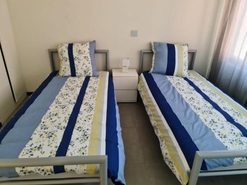 Duas camas sentadas uma ao lado da outra num quarto em Rossella B&B App 4 em Roeselare
