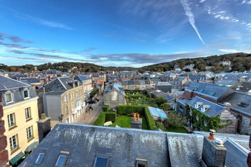 a city with buildings and a sky background at Hotel Le Rayon Vert in Étretat