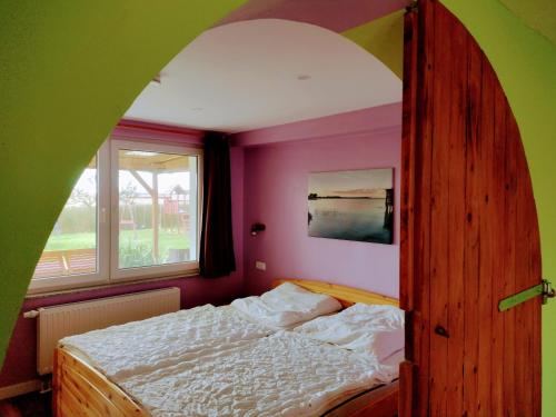1 dormitorio con cama y ventana en Ferienhof Bauer, en Gotthun
