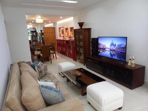 EXCLUSIVO 100m Praia Copacabana - 2qts - Varanda - Hidro - Maison Copa Prime電視和／或娛樂中心