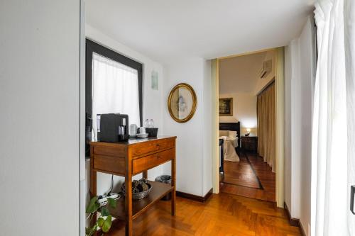 a room with a table with a television and a mirror at Residenza Kastrum in Cagliari