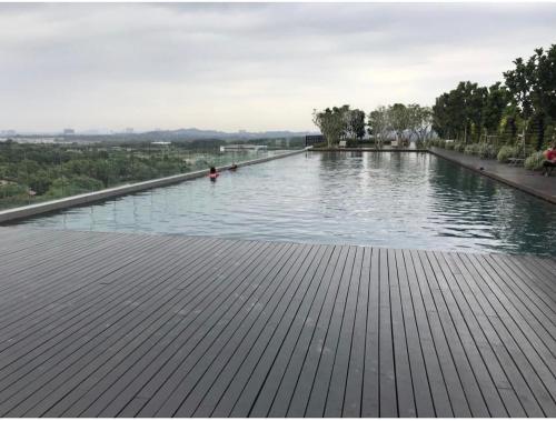 une grande piscine d'eau avec des baigneurs dans l'établissement Kyra Homestay Centrus SOHO Cyberjaya *wifi and pool*, à Cyberjaya