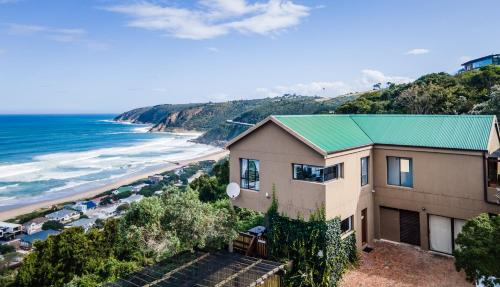 una casa en una colina con vistas a la playa en The Loft, en Wilderness