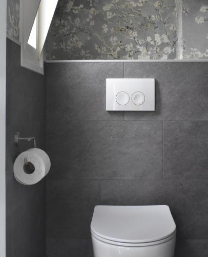a bathroom with a toilet and a roll of toilet paper at Pipowagen ''Slapen by Co'' in Leerdam