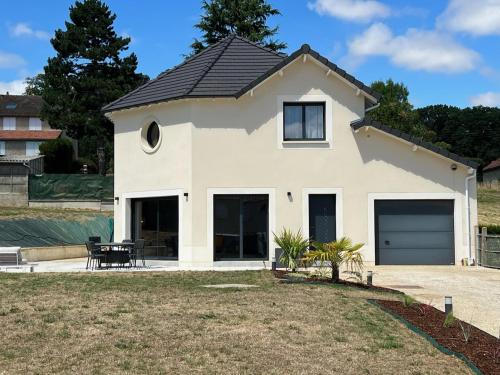 a white house with a black roof at L’escale du Roy : maison récente proche versailles in La Queue-lès-Yvelines