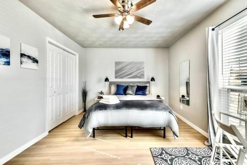 1 dormitorio con 1 cama y ventilador de techo en City Outside & Tranquility Inside en Dallas
