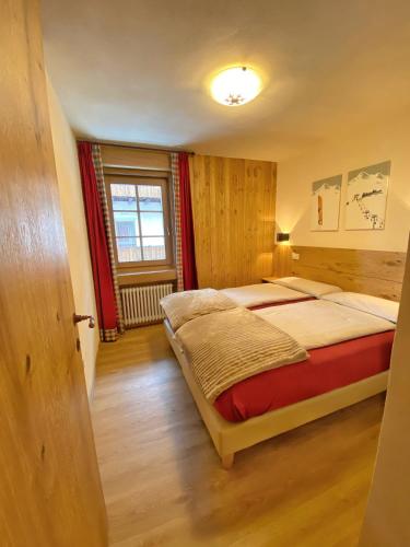a bedroom with a bed and a window at Appartamento Toilà in Livigno
