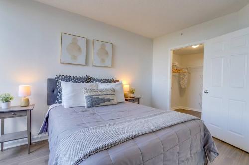 a bedroom with a large bed and two lamps at Amazing 1 Bedroom Condo At Ballston With Gym in Arlington