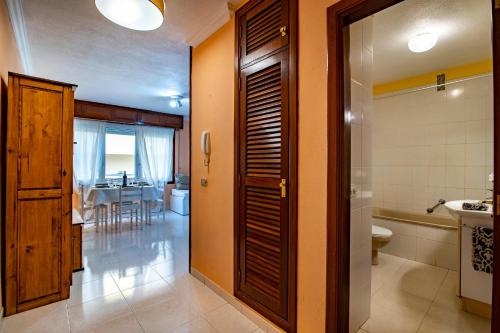 a bathroom with a toilet and a sink and a tub at Alquilaencanarias-Medano Tío Claudio beachfront in El Médano