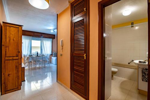 エル・メダノにあるAlquilaencanarias-Medano Tío Claudio beachfrontのバスルーム(トイレ、洗面台、バスタブ付)