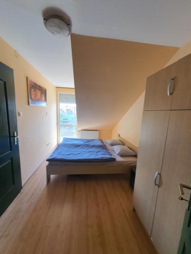 1 dormitorio pequeño con 1 cama en una habitación en Cserke-Thermál Apartman en Cserkeszőlő