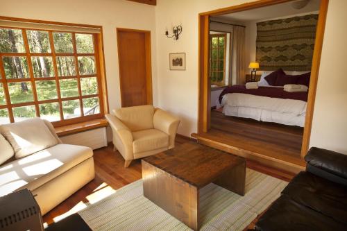 Postel nebo postele na pokoji v ubytování Hotel Posada del Río - Parque Metreñehue