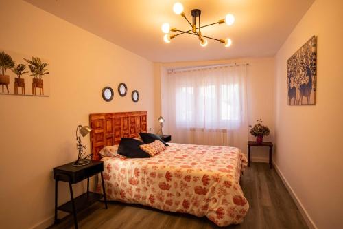 Un pat sau paturi într-o cameră la Apartamento Cimavilla en Gijón