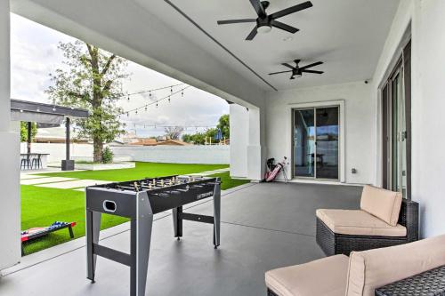 Φωτογραφία από το άλμπουμ του Putting Green and Gazebo Upscale Peoria Home σε Peoria